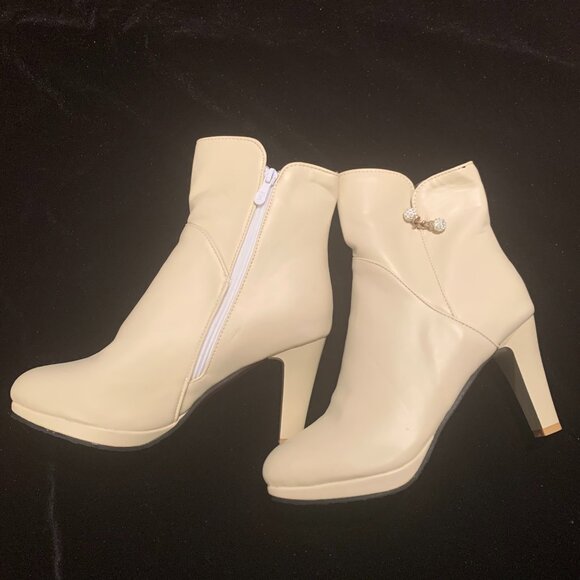 Brand New Ladies Size 10 Cream Zipper Ankle Boots with Bling - Picture 1 of 2
